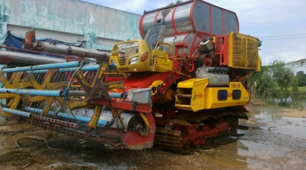 ขายรถเกี่ยวข้าว KM49 สภาพสวยพร้อมใช้ ติดต่อได้ที่คุณอ๊อฟ พิจิตร 086-737-9991