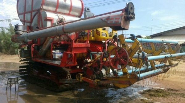 ขายรถเกี่ยวข้าว KM49 สภาพสวยพร้อมใช้ ติดต่อได้ที่คุณอ๊อฟ พิจิตร 086-737-9991