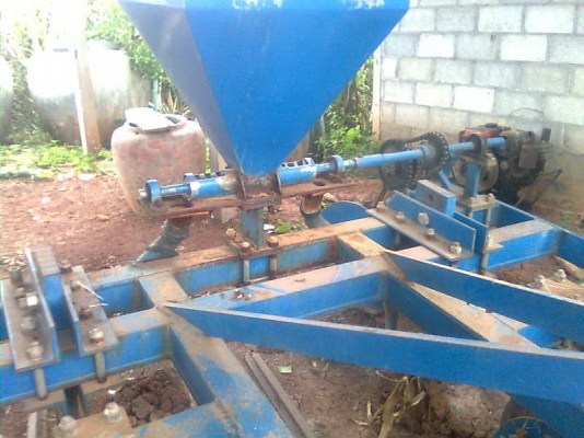 ขาย ลิปเปอร์ลงปุ๋ยแบบขาคาดร่องอ้อยครับ