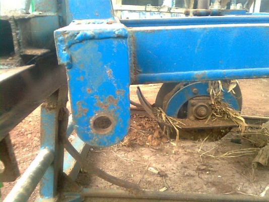 ขาย ลิปเปอร์ลงปุ๋ยแบบขาคาดร่องอ้อยครับ