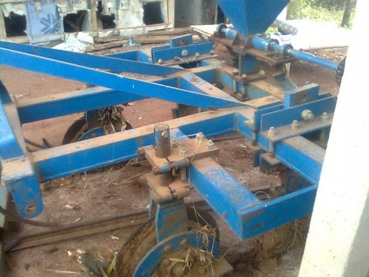 ขาย ลิปเปอร์ลงปุ๋ยแบบขาคาดร่องอ้อยครับ