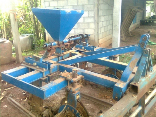 ขาย ลิปเปอร์ลงปุ๋ยแบบขาคาดร่องอ้อยครับ