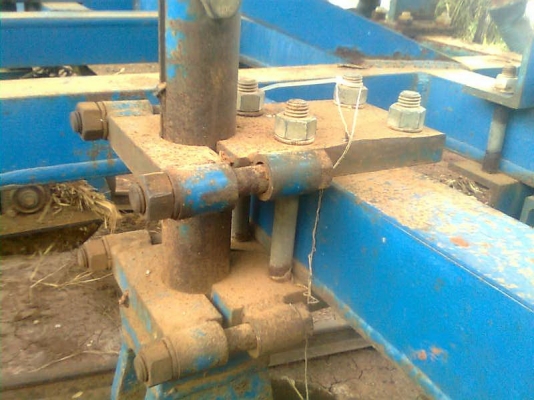 ขาย ลิปเปอร์ลงปุ๋ยแบบขาคาดร่องอ้อยครับ