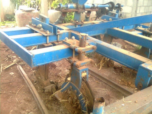 ขาย ลิปเปอร์ลงปุ๋ยแบบขาคาดร่องอ้อยครับ