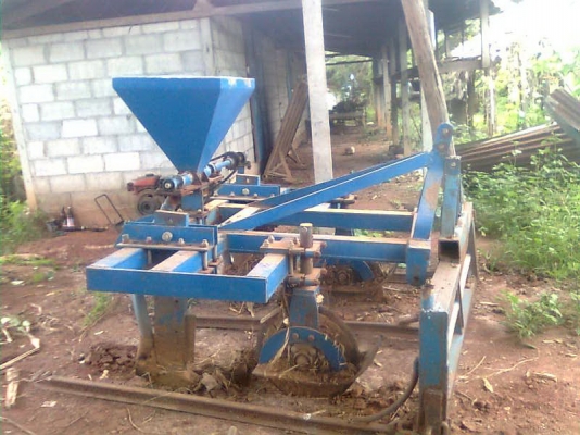 ขาย ลิปเปอร์ลงปุ๋ยแบบขาคาดร่องอ้อยครับ