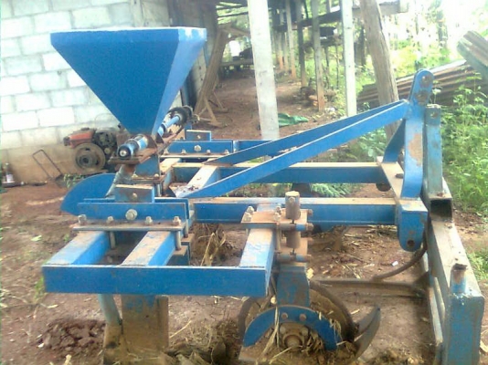 ขาย ลิปเปอร์ลงปุ๋ยแบบขาคาดร่องอ้อยครับ