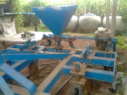 ขาย ลิปเปอร์ลงปุ๋ยแบบขาคาดร่องอ้อยครับ