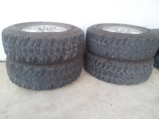 ขายล้อพร้อมยาง265/75/16 ปี11