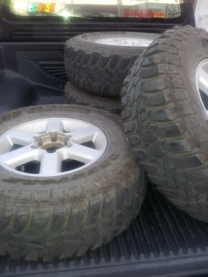 ขายล้อพร้อมยาง265/75/16 ปี11