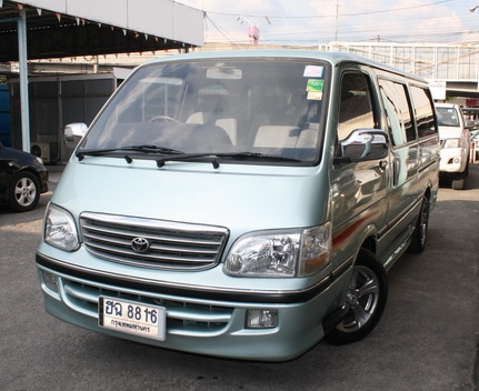 ฟรีดาว์TOYOTA, HIACE 3.0 GL ปี 2002 เกียร์ธรรมดา 12 ที่นั่ง หลังคาแต่ง VIP สามแถว เครื่องเดิม ๆ ตัวถังสวย ช่างล่างดี แอร์เย็น ประกันชั้น 1 ยังเหลือ จัดไฟแนนได้ 5308 ต่องวด 5 ปี