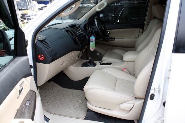 TOYOTA FORTUNER 3.0 V (4 WD) TRD SPORTIVO ปี 2008 เกียร์ออโต้ สีขาว TOYOTA FORTUNER 3.0 V (4 WD) TRD SPORTIVO ปี 2008 เกียร์ออโต้ สีขาว