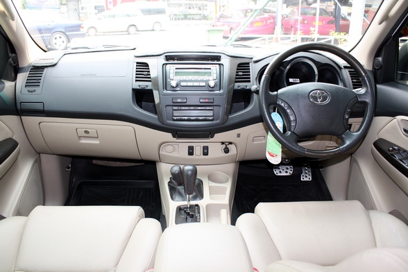TOYOTA FORTUNER 3.0 V (4 WD) TRD SPORTIVO ปี 2008 เกียร์ออโต้ สีขาว TOYOTA FORTUNER 3.0 V (4 WD) TRD SPORTIVO ปี 2008 เกียร์ออโต้ สีขาว