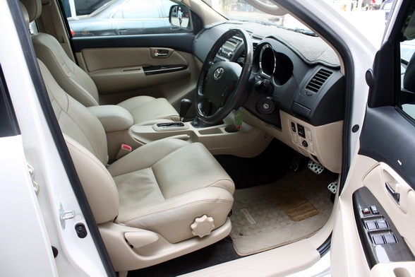 TOYOTA FORTUNER 3.0 V (4 WD) TRD SPORTIVO ปี 2008 เกียร์ออโต้ สีขาว TOYOTA FORTUNER 3.0 V (4 WD) TRD SPORTIVO ปี 2008 เกียร์ออโต้ สีขาว