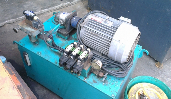 Sell> ขายชุดปั้มไฮดรอลิค พร้อมคอนโทรลไฟฟ้า มอเตอร์ 7.5 แรง มีชุดวาล์วไฟฟ้าครบ พร้อมใช้งานครับ