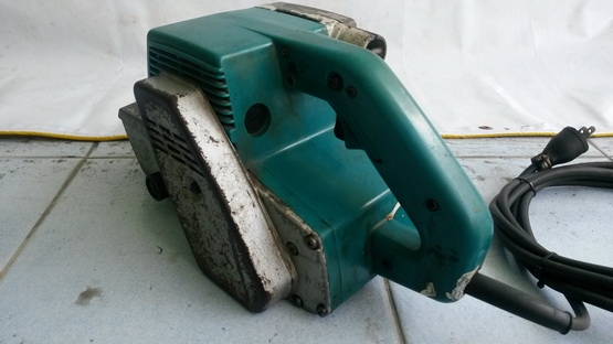 เครื่องขัดกระดาษทรายแบบสายพานmakita รุ่น 9401 (940w.) 4 นิ้วพร้อมใช้งานครับ