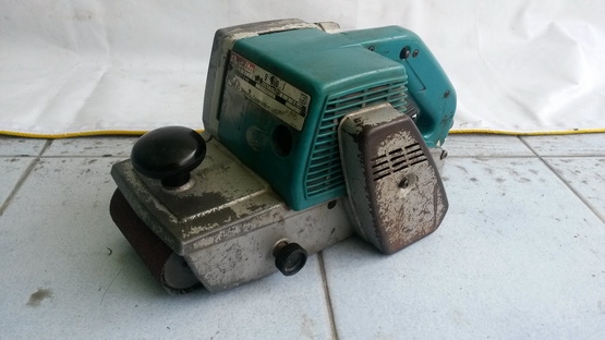 เครื่องขัดกระดาษทรายแบบสายพานmakita รุ่น 9401 (940w.) 4 นิ้วพร้อมใช้งานครับ