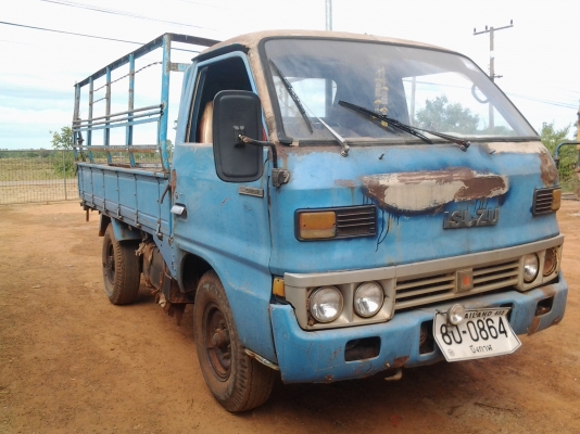ISUZU ELF88 สี่ล้อ ทะเบียนขาด1 ปี เครื่องแหวนหลวมครับ