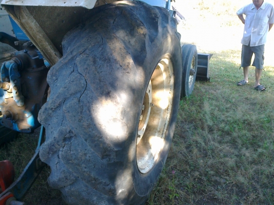 รถไถ FORD 6600 เสื้อลาย รถไถใช้งานปกติดี มีทะเบียนครบ