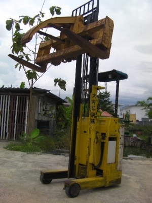 รถยกไฟฟ้าอิชิยูเก๋านอกพร้อมใช้ราคา48,000และ45,000บาท2คันขนาด1ตันแบตดีปั่มเเรงมีใหเเลือก2คัน