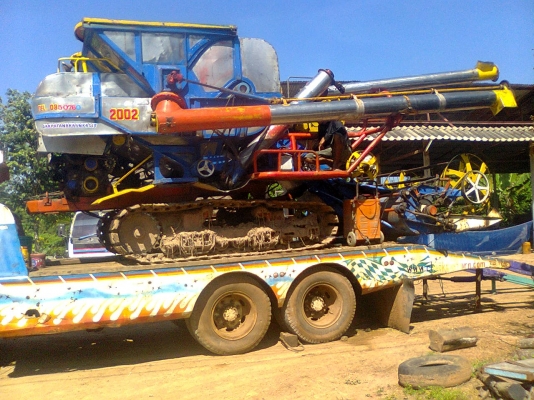 ขายรถเกี่ยวศักดิ์พัฒนาอุ้ม2.5ตันรถเกี่ยวข้าวอยู่สภาพสวยพร้อมใช้งาน