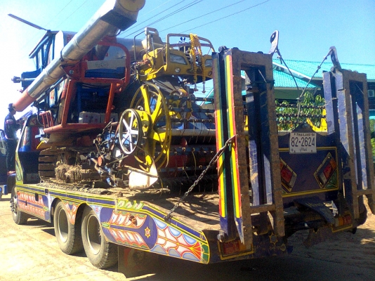 ขายรถเกี่ยวศักดิ์พัฒนาอุ้ม2.5ตันรถเกี่ยวข้าวอยู่สภาพสวยพร้อมใช้งาน