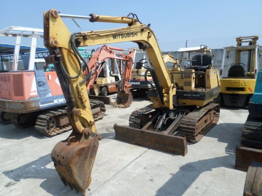 รถขุดมิซูบิชิเครื่องยนต์4สูบรุ่นMS30สภาพเก่านอกพร้อมลุยงานมีลายแย๊กราคา178000บาทมาทดลองขับและต่อราคาได้http://youtu.be/9GBA959acV8