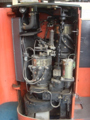 ขายรถโฟล์คลิฟท์ไฟฟ้าแบบยืนขับยี่ห้อสิสสัน(nissan) สภาพดี พร้อมตู้ชาร์ทแบต และรางเลื่อนแบตเพื่อเติมน้ำกลั่น