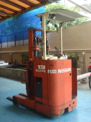 ขายรถโฟล์คลิฟท์ไฟฟ้าแบบยืนขับยี่ห้อสิสสัน(nissan) สภาพดี พร้อมตู้ชาร์ทแบต และรางเลื่อนแบตเพื่อเติมน้ำกลั่น