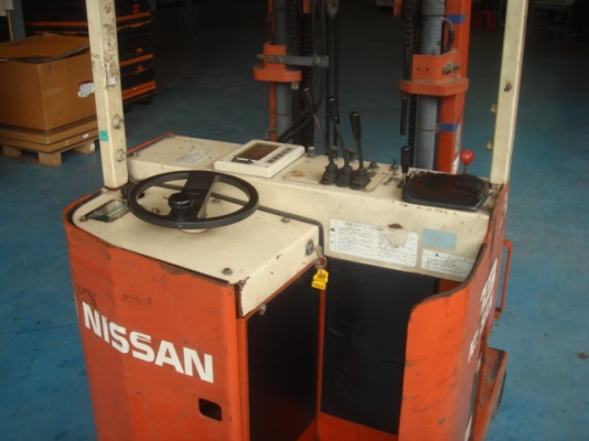 ขายรถโฟล์คลิฟท์ไฟฟ้าแบบยืนขับยี่ห้อสิสสัน(nissan) สภาพดี พร้อมตู้ชาร์ทแบต และรางเลื่อนแบตเพื่อเติมน้ำกลั่น