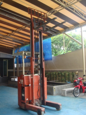 ขายรถโฟล์คลิฟท์ไฟฟ้าแบบยืนขับยี่ห้อสิสสัน(nissan) สภาพดี พร้อมตู้ชาร์ทแบต และรางเลื่อนแบตเพื่อเติมน้ำกลั่น