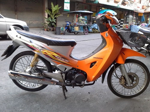 Wave 125 r ปี 49 สีส้ม ขาว กุญแจ2 ชั้น รถบ้าน เครื่องเดิม แน่นๆ ไม่หลวม ชุดสีสด เอกสารครบ