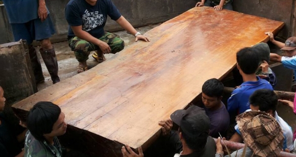 ต้องการรถจิ๊บหรือรถโฟลวิล แลกกับไม้สักทอง