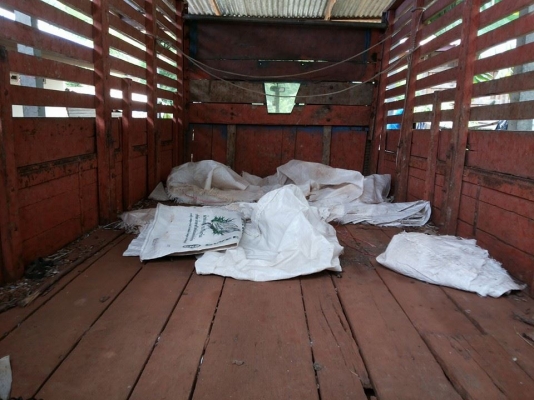 **200,000 บ.ต่อรอง**ขาย6ล้อISUZU100HP เครื่อง4BB1 100แรงเครื่องแน่น แห้งดี แรง ช่วงล่าง110 คัสซีดี ไม่หักไม่ดาม มีบวมซับในกับซับบน กระบะพื้นไม้คอกไม้ สภาพดี ยาว4.30ม. ยาง8.25ดี6เส้น หัวดีสีดี มีแตกด้านซ้านคนนั่งนิดหน่อย เกียร์สั้น(เกียร์สาย)แล้ว โดยรวมพร้