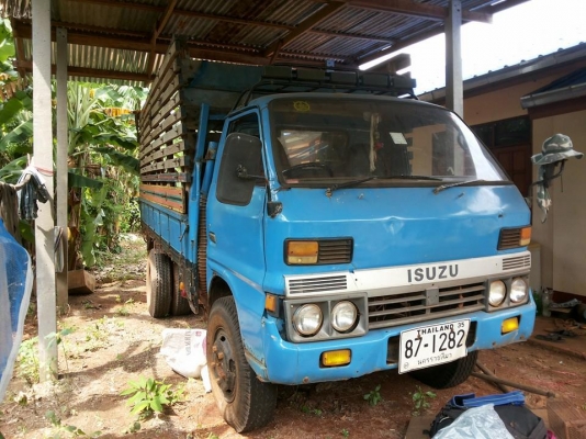 **200,000 บ.ต่อรอง**ขาย6ล้อISUZU100HP เครื่อง4BB1 100แรงเครื่องแน่น แห้งดี แรง ช่วงล่าง110 คัสซีดี ไม่หักไม่ดาม มีบวมซับในกับซับบน กระบะพื้นไม้คอกไม้ สภาพดี ยาว4.30ม. ยาง8.25ดี6เส้น หัวดีสีดี มีแตกด้านซ้านคนนั่งนิดหน่อย เกียร์สั้น(เกียร์สาย)แล้ว โดยรวมพร้
