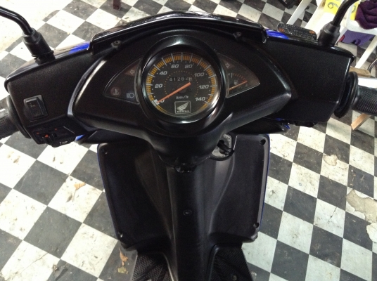 ขาย!!!ฮอนด้าคลิ๊ก ปี49 รถเครื่องดีคับ มีเล่มทะเบียนครบ ภาษีไม่หมด