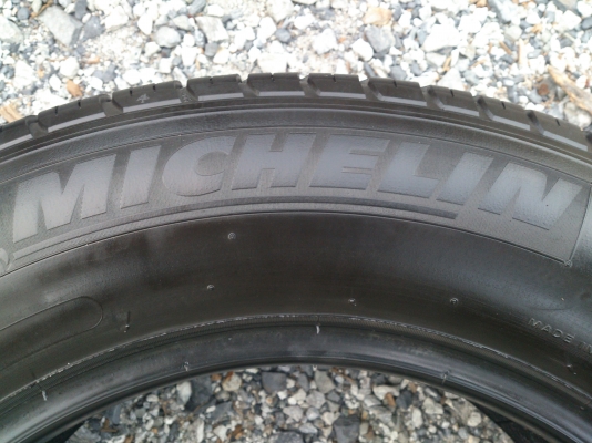 ขายยาง MICHELIN 215/65R16 ยางสัปดาห์ที่41 ปี12 ดอกยางนิ่มลึกเท่ากันใช้งานน้อยไม่แตกลายสภาพยาง90\% (ไม่มีปะ) 1 ชุด