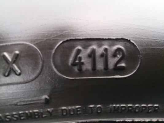 ขายยาง MICHELIN 215/65R16 ยางสัปดาห์ที่41 ปี12 ดอกยางนิ่มลึกเท่ากันใช้งานน้อยไม่แตกลายสภาพยาง90\% (ไม่มีปะ) 1 ชุด