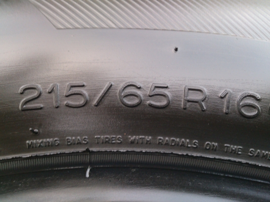 ขายยาง MICHELIN 215/65R16 ยางสัปดาห์ที่41 ปี12 ดอกยางนิ่มลึกเท่ากันใช้งานน้อยไม่แตกลายสภาพยาง90\% (ไม่มีปะ) 1 ชุด