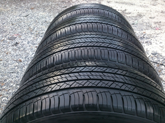 ขายยาง MICHELIN 215/65R16 ยางสัปดาห์ที่41 ปี12 ดอกยางนิ่มลึกเท่ากันใช้งานน้อยไม่แตกลายสภาพยาง90\% (ไม่มีปะ) 1 ชุด