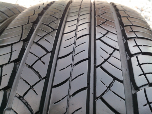 ขายยาง MICHELIN 215/65R16 ยางสัปดาห์ที่41 ปี12 ดอกยางนิ่มลึกเท่ากันใช้งานน้อยไม่แตกลายสภาพยาง90\% (ไม่มีปะ) 1 ชุด