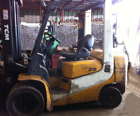 ขายด่วนรถโฟล์คลิฟท์ TCM รุ่น FD25-T6  เสา 4 เมตร เครื่อง C240