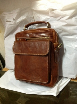 กระเป๋าหนังแท้ กว้าง 21 cm. สูง. 26 cm. ช่องใหญ่หนา 7 cm. มี VDO ให้ชม กระเป๋าหนังแท้ กว้าง 21 cm. สูง. 26 cm. ช่องใหญ่หนา 7 cm. มี VDO ให้ชม