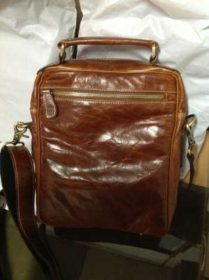 กระเป๋าหนังแท้ กว้าง 21 cm. สูง. 26 cm. ช่องใหญ่หนา 7 cm. มี VDO ให้ชม กระเป๋าหนังแท้ กว้าง 21 cm. สูง. 26 cm. ช่องใหญ่หนา 7 cm. มี VDO ให้ชม