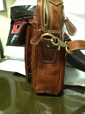 กระเป๋าหนังแท้ กว้าง 21 cm. สูง. 26 cm. ช่องใหญ่หนา 7 cm. มี VDO ให้ชม กระเป๋าหนังแท้ กว้าง 21 cm. สูง. 26 cm. ช่องใหญ่หนา 7 cm. มี VDO ให้ชม