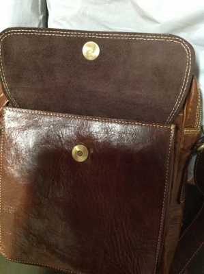 กระเป๋าหนังแท้ กว้าง 21 cm. สูง. 26 cm. ช่องใหญ่หนา 7 cm. มี VDO ให้ชม กระเป๋าหนังแท้ กว้าง 21 cm. สูง. 26 cm. ช่องใหญ่หนา 7 cm. มี VDO ให้ชม