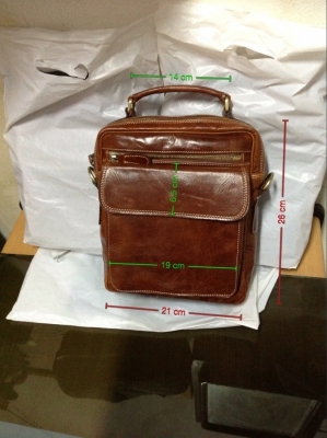 กระเป๋าหนังแท้ กว้าง 21 cm. สูง. 26 cm. ช่องใหญ่หนา 7 cm. มี VDO ให้ชม กระเป๋าหนังแท้ กว้าง 21 cm. สูง. 26 cm. ช่องใหญ่หนา 7 cm. มี VDO ให้ชม