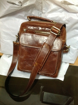 กระเป๋าหนังแท้ กว้าง 21 cm. สูง. 26 cm. ช่องใหญ่หนา 7 cm. มี VDO ให้ชม กระเป๋าหนังแท้ กว้าง 21 cm. สูง. 26 cm. ช่องใหญ่หนา 7 cm. มี VDO ให้ชม