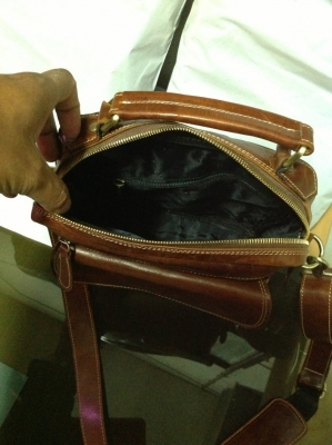 กระเป๋าหนังแท้ กว้าง 21 cm. สูง. 26 cm. ช่องใหญ่หนา 7 cm. มี VDO ให้ชม กระเป๋าหนังแท้ กว้าง 21 cm. สูง. 26 cm. ช่องใหญ่หนา 7 cm. มี VDO ให้ชม