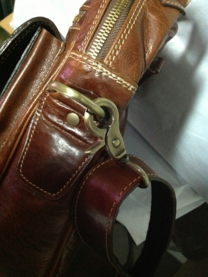 กระเป๋าหนังแท้ กว้าง 21 cm. สูง. 26 cm. ช่องใหญ่หนา 7 cm. มี VDO ให้ชม กระเป๋าหนังแท้ กว้าง 21 cm. สูง. 26 cm. ช่องใหญ่หนา 7 cm. มี VDO ให้ชม