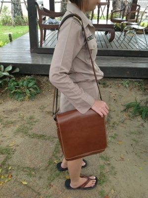 กระเป๋าหนังแท้ ขนาด สูง 30 cm กว้าง 25 หนา 7 cm